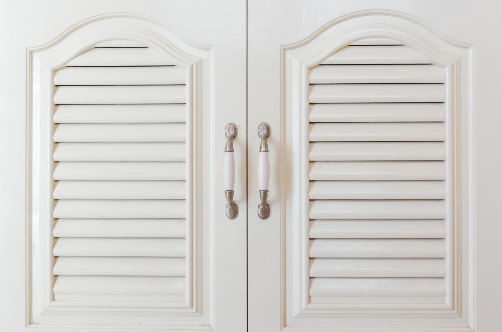 Armoire blanche avec poignée en porcelaine blanche