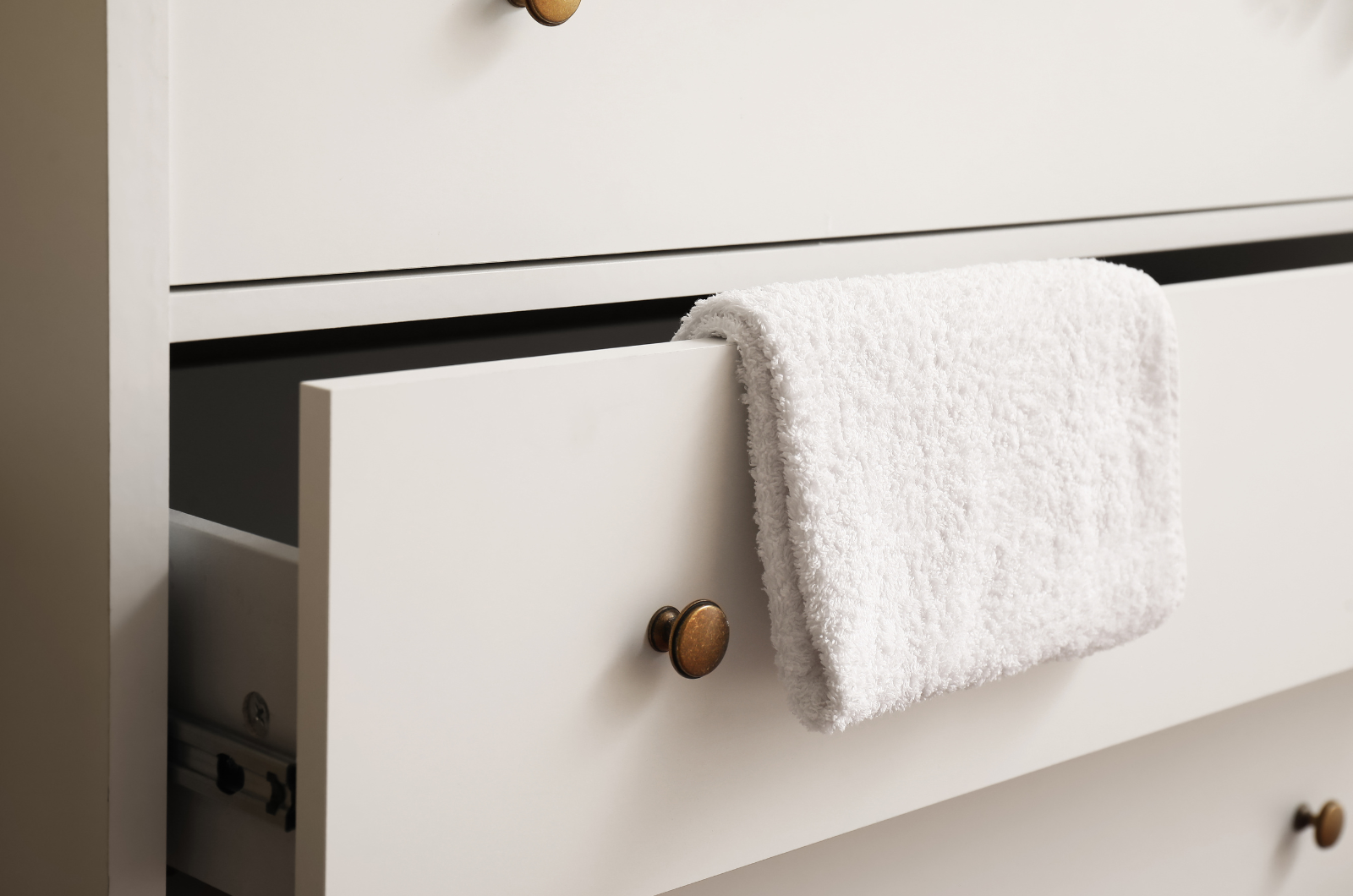 Commode blanche avec des bouton en laiton vieilli 