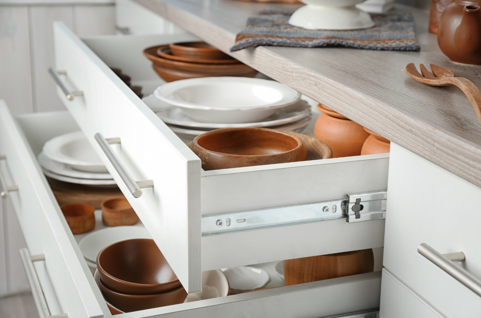 Rangement de cuisine avec Tiroirs ouverts