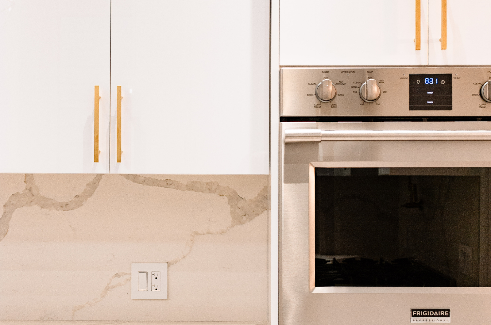 Cuisine avec armoire en blanc et poignée en bois brut