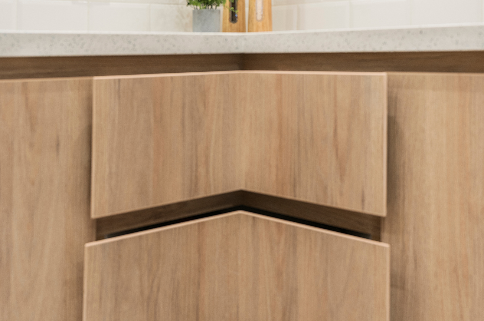 Cuisine avec meubles d'angle en bois brut