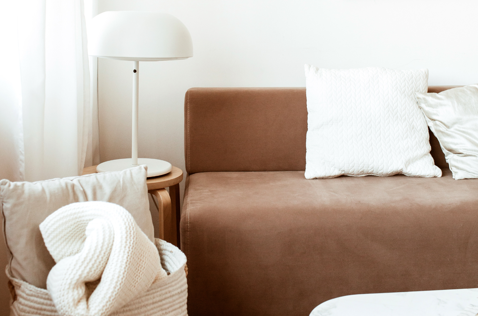 Une lampe posée dans un salon
