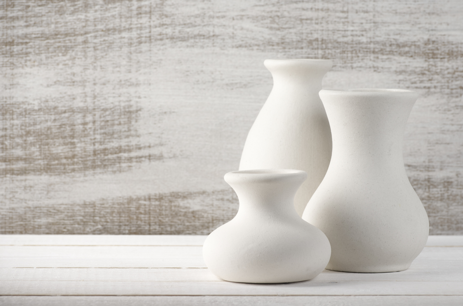 Vases de différentes couleurs et tailles de couleurs blanc